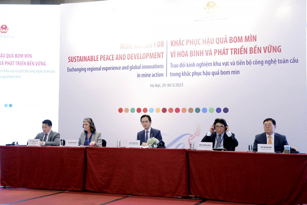 Thứ trưởng Ngoại giao Đỗ Hùng Việt phát biểu khai mạc hội thảo Khắc phục hậu quả bom mìn vì hòa bình, phát triển bền vững