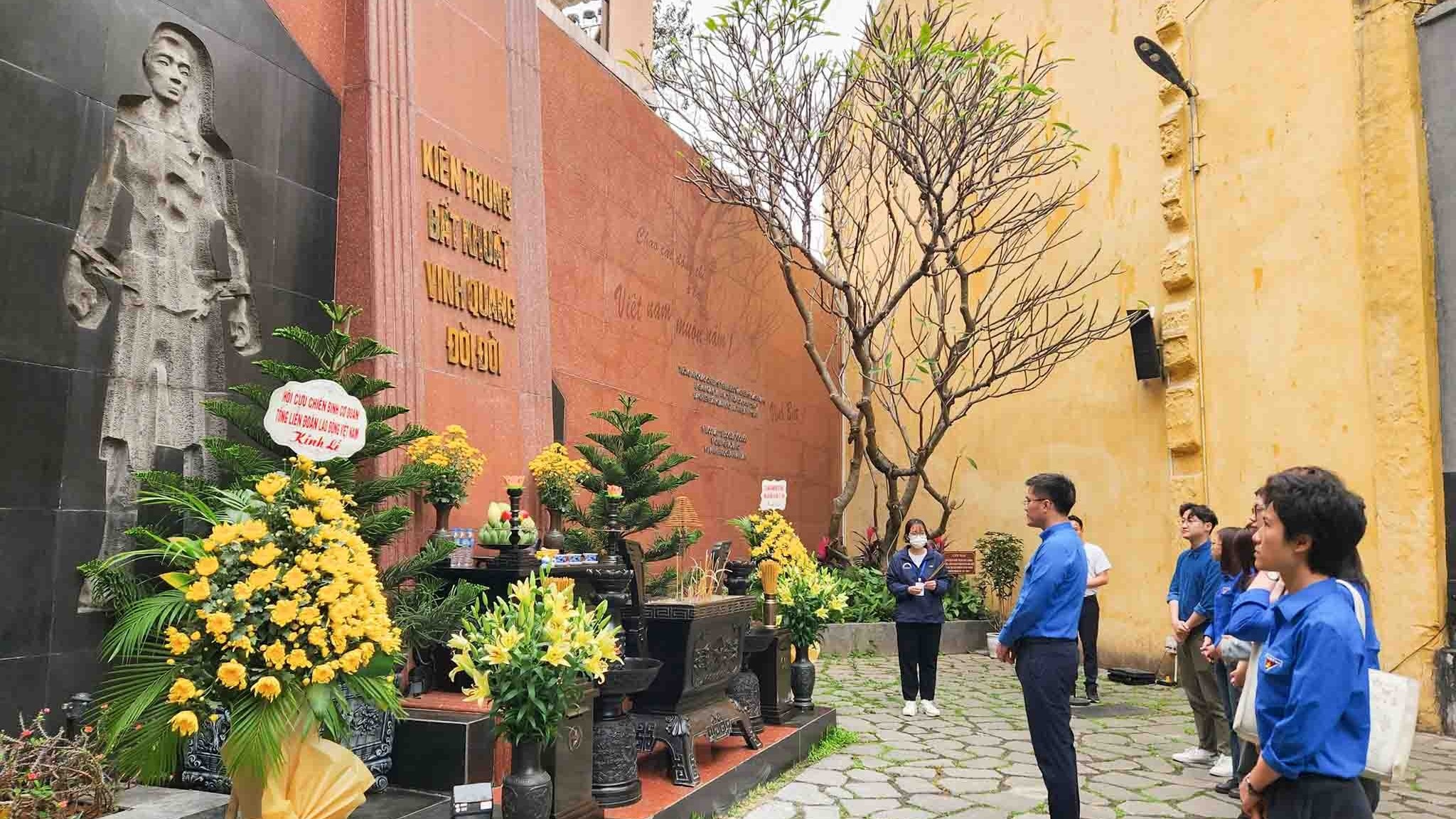 Thanh niên ngoại giao và xúc cảm trong chuyến đi thăm Nhà tù Hoả Lò