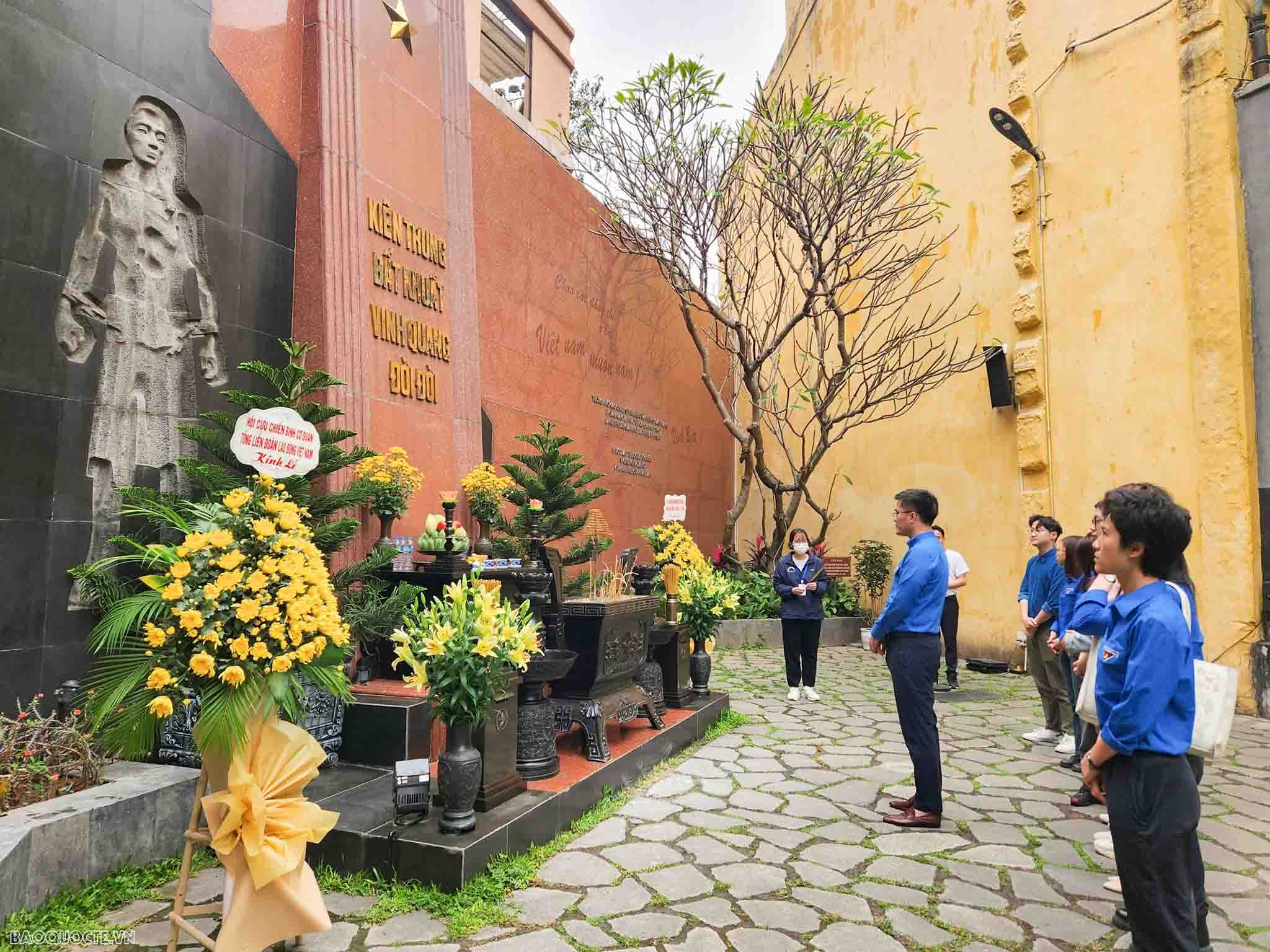 Thanh niên ngoại giao và xúc cảm về chuyến đi thăm Hoả Lò Thanh niên ngoại giao và xúc cảm trong chuyến đi thăm Nhà tù Hoả Lò