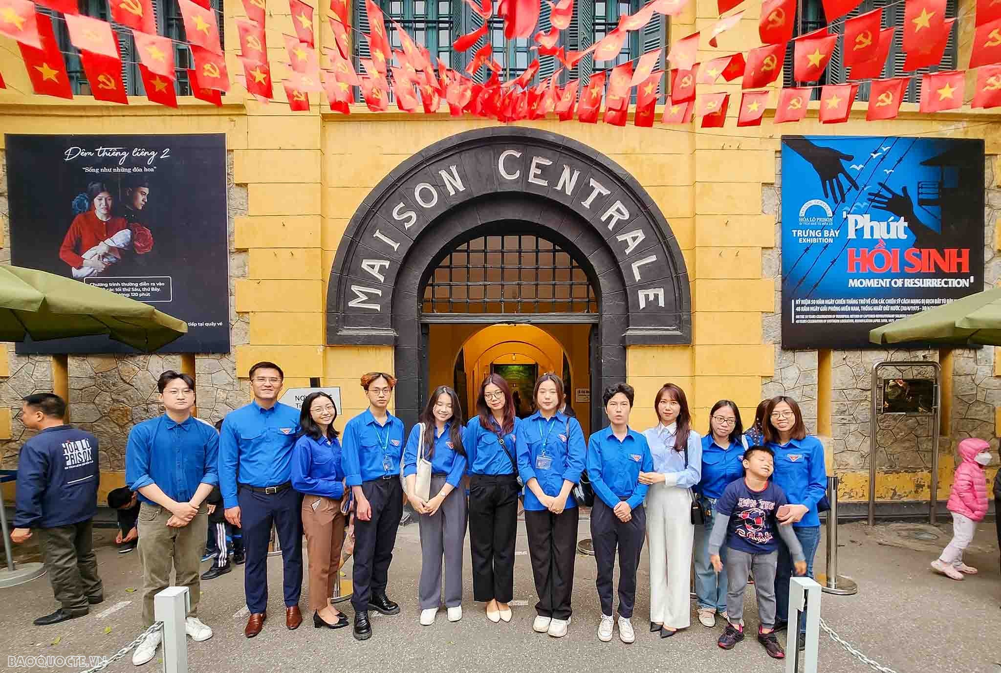 Thanh niên ngoại giao và xúc cảm về chuyến đi thăm Hoả Lò Thanh niên ngoại giao và xúc cảm về chuyến đi thăm Hoả Lò