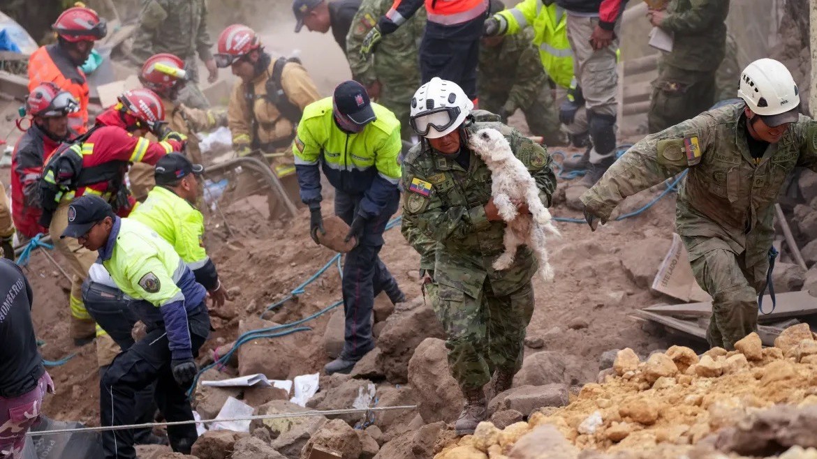 Hiện trường ám ảnh sau vụ sạt lở đất kinh hoàng ở Ecuador