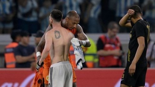 Trận giao hữu Argentina vs Curacao: Thủ môn Eloy Room đổi áo và hết lời khen Messi