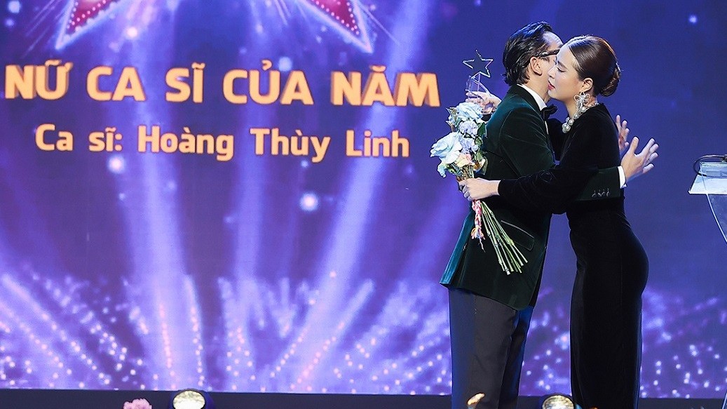 Những khoảnh khắc Hoàng Thùy Linh xúc động nhận giải thưởng Nữ ca sĩ của năm