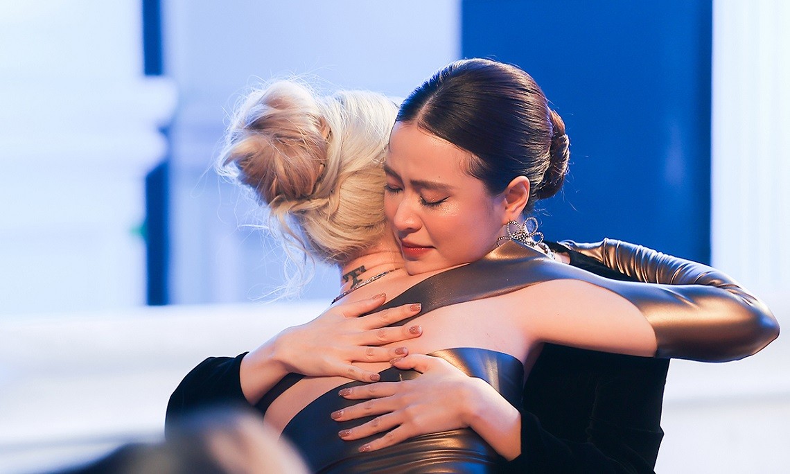 Những khoảnh khắc Hoàng Thùy Linh xúc động nhận giải thưởng Nữ ca sĩ của năm