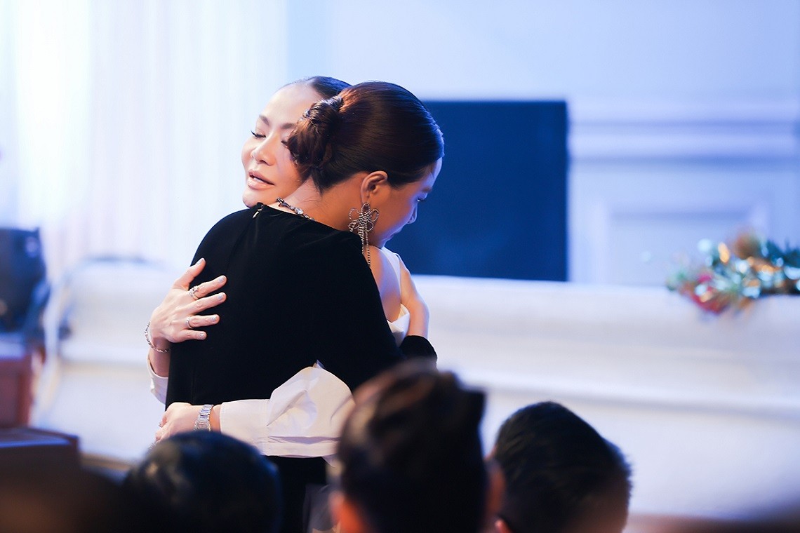 Nữ ca sĩ sau đó ôm Thu Minh, Khắc Hưng trong tiếng reo hò, cổ vũ của các khán giả theo dõi trực tiếp chương trình tại Nhà hát Thành phố.