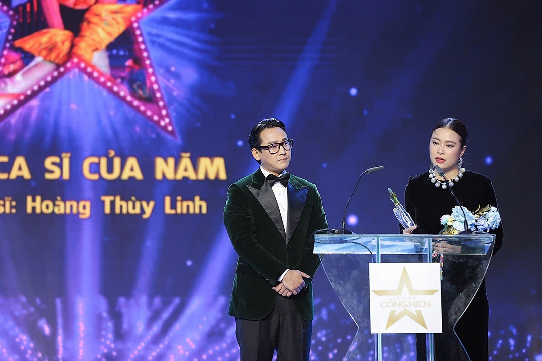 Trên sân khấu, Hoàng Thùy Linh xúc động, mất một lúc mới lấy lại bình tĩnh để phát biểu.