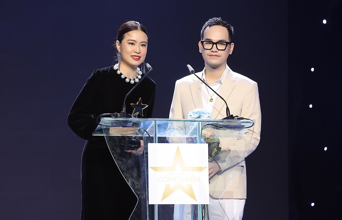 Những khoảnh khắc Hoàng Thùy Linh xúc động nhận giải thưởng Nữ ca sĩ của năm