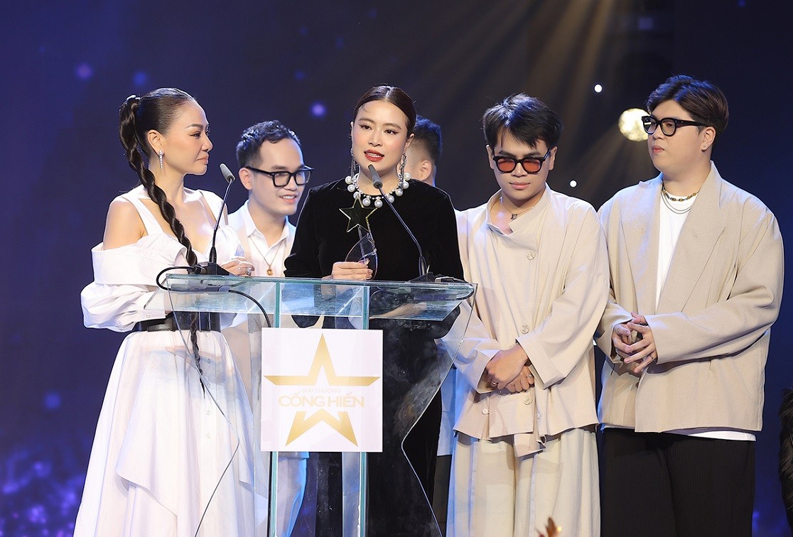 Những khoảnh khắc Hoàng Thùy Linh xúc động nhận giải thưởng Nữ ca sĩ của năm