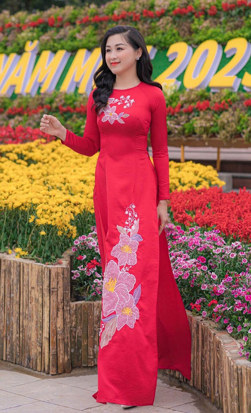 Hoàn thiện tà áo dài với công đoạn trang trí