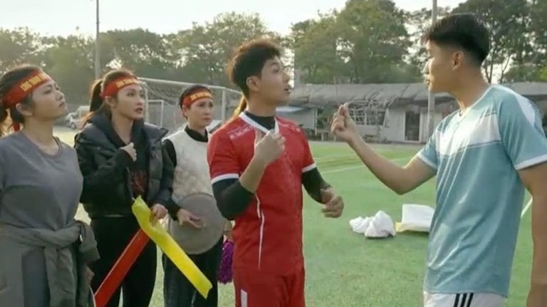 Gia đình mình vui bất thình lình: Tiền đạo Nhâm Mạnh Dũng đóng vai cầu thủ học đá bóng chuyên nghiệp