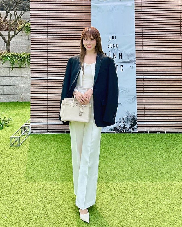 Xuất hiện trong một sự kiện gần đây, Hari Won khoe phong cách thanh lịch với 'cây' đồ kiểu công sở. Bà xã Trấn Thành phối áo kiểu và quần ống suông tạo thành set đồ white-on-white, tôn vóc dáng cao ráo. Bên ngoài, cô khoác blazer đối lập màu sắc, tạo điểm nhấn. Xuất hiện trong một sự kiện gần đây, Hari Won khoe phong cách thanh lịch với 'cây' đồ kiểu công sở. Bà xã Trấn Thành phối áo kiểu và quần ống suông tạo thành set đồ white-on-white, tôn vóc dáng cao ráo. Bên ngoài, cô khoác blazer đối lập màu sắc, tạo điểm nhấn.