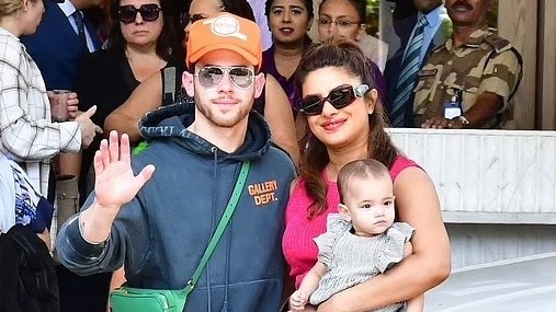 Hoa hậu Thế giới 2000 Priyanka Chopra cùng chồng và con gái nhỏ về thăm quê hương Ấn Độ