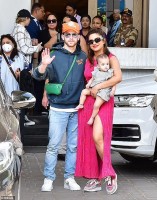 Hoa hậu Thế giới 2000 Priyanka Chopra cùng chồng và con gái nhỏ về thăm quê hương Ấn Độ