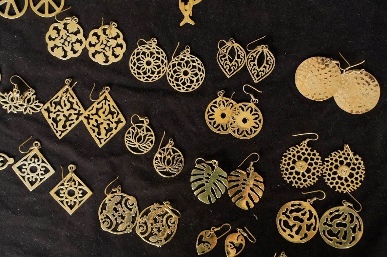 Những món trang sức do thợ kim hoàn Thoeun Chantha làm từ vỏ đạn được trưng bày tại Angkor Bullet Jewelry ở Phnom Penh, Campuchia. (Nguồn: Reuters)