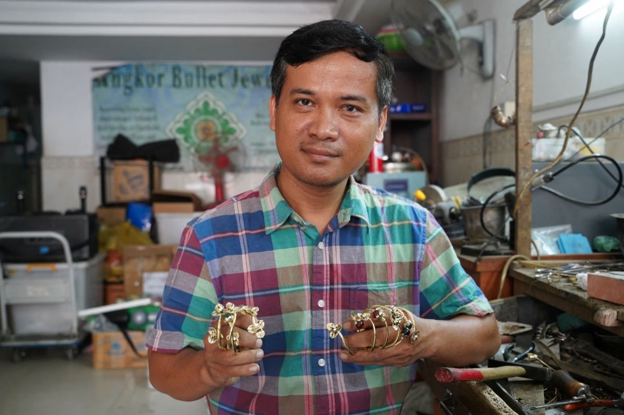 Campuchia: Thông điệp hòa bình từ thợ kim hoàn 'hô biến' vỏ đạn thành đồ trang sức độc đáo