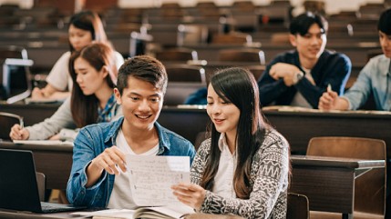 Tỷ lệ sinh sụt giảm đáng kinh ngạc, trường học Trung Quốc khuyến khích sinh viên tận dụng kỳ nghỉ Xuân đi tìm người yêu