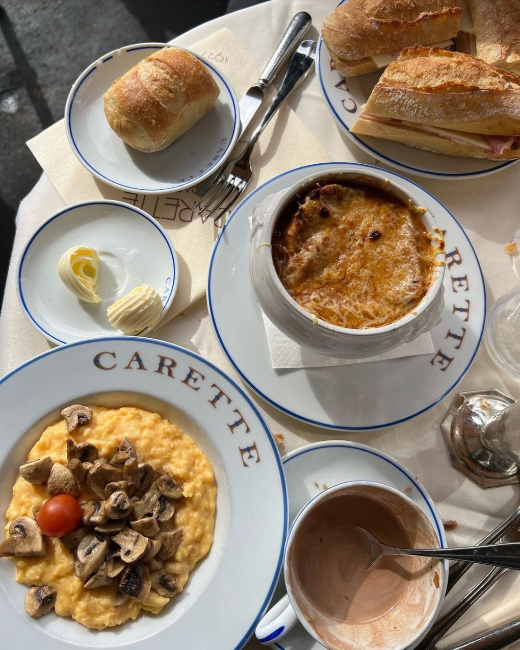 Món hot chocolate và trứng bác ăn kèm nấm. Ảnh: Instagram Tăng Thanh Hà