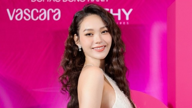 Nhan sắc ngày càng thăng hạng, bất chấp bầu bí của Minh Hằng