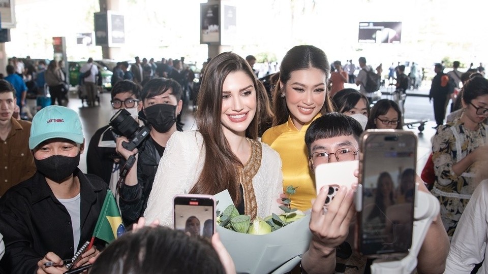 Hoa hậu Đoàn Thiên Ân rạng rỡ đón Miss Grand International 2022 sang Việt Nam công tác