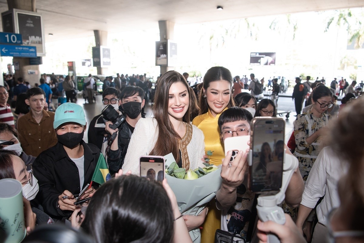 Hoa hậu Thiên Ân rạng rỡ đón Miss Grand International 2022 sang Việt Nam công tác