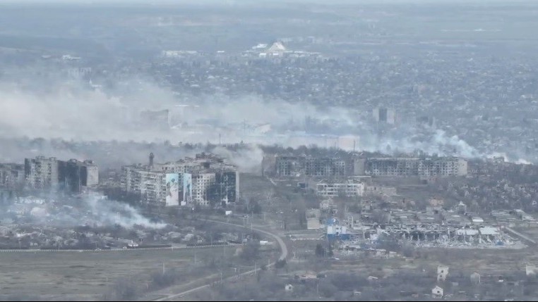 Tình hình Ukraine: Bakhmut hiện tại? Tổng thống Zelensky sắp 'xuất ngoại', Phó Thủ tướng Đức bất ngờ tới Kiev