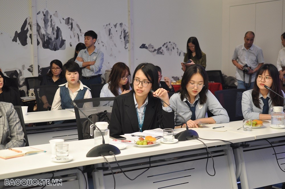 (04.03) Sinh viên Học viện Ngoại giao đặt câu hỏi cho bà Bachelet. (Ảnh: Minh Quân)