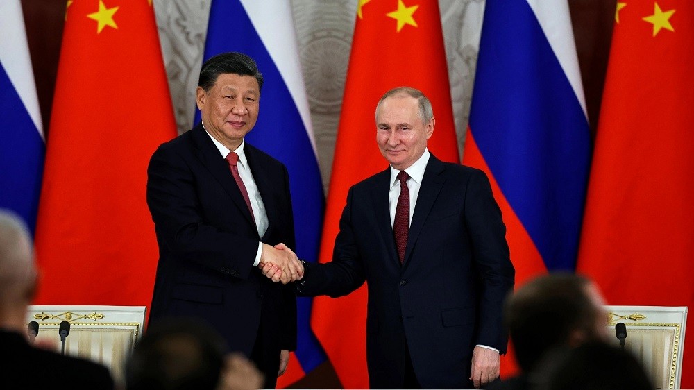 Chủ tịch Trung Quốc Tập Cận Bình và Tổng thống Nga Vladimir Putin bắt tay trong cuộc họp báo chung ngày 21/3 tại Moscow. (Nguồn: AFP/Sputnik) Chủ tịch Trung Quốc Tập Cận Bình và Tổng thống Nga Vladimir Putin bắt tay trong cuộc họp báo chung ngày 21/3 tại Moscow. (Nguồn: AFP/Sputnik)