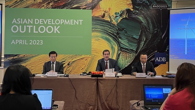 ADB dự báo kinh tế Việt Nam giảm nhẹ xuống 6,5% năm 2023, tăng lên 6,8% trong năm 2024