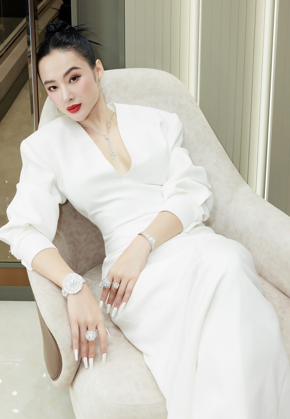 Angela Phương Trinh chọn đầm sang trọng và thanh lịch kết hợp trang sức đắt giá dự sự kiện