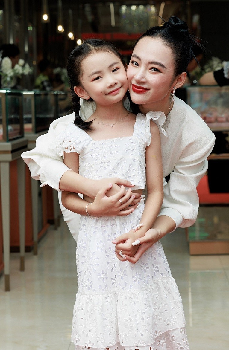 Diễn viên Angela Phương Trinh
