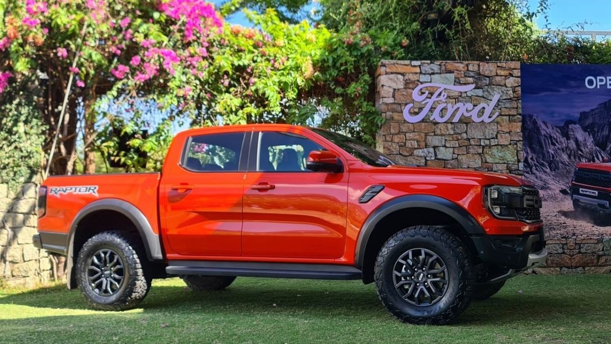 Cận cảnh Ford Ranger Raptor xuất hiện tại Việt Nam
