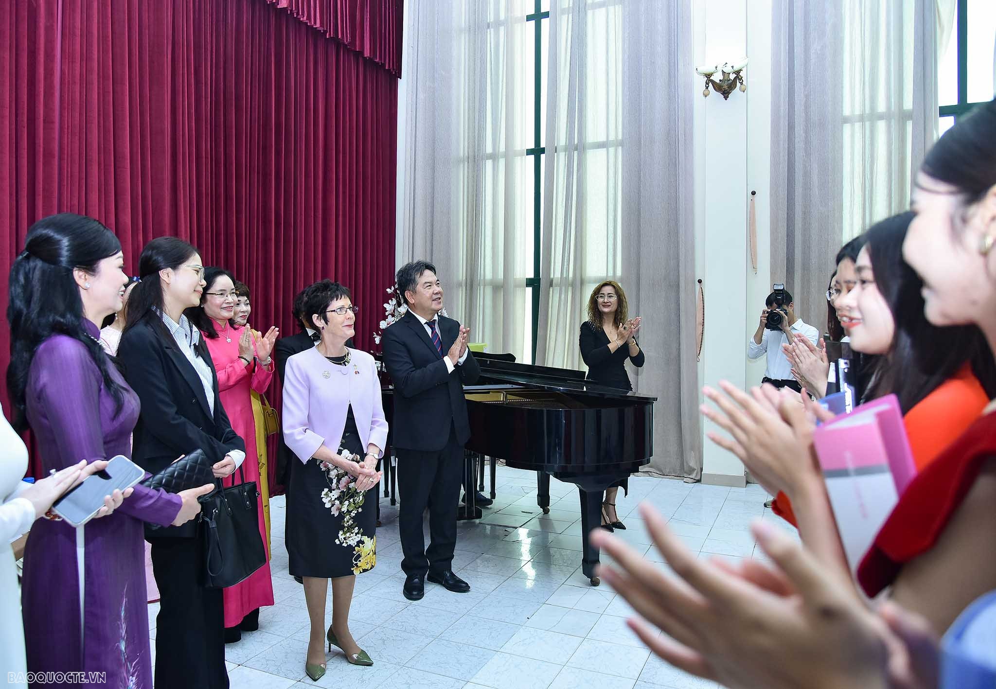 Phu nhân Chủ tịch nước và Phu nhân Toàn quyền Australia thăm Học viện Âm nhạc Quốc gia Việt Nam