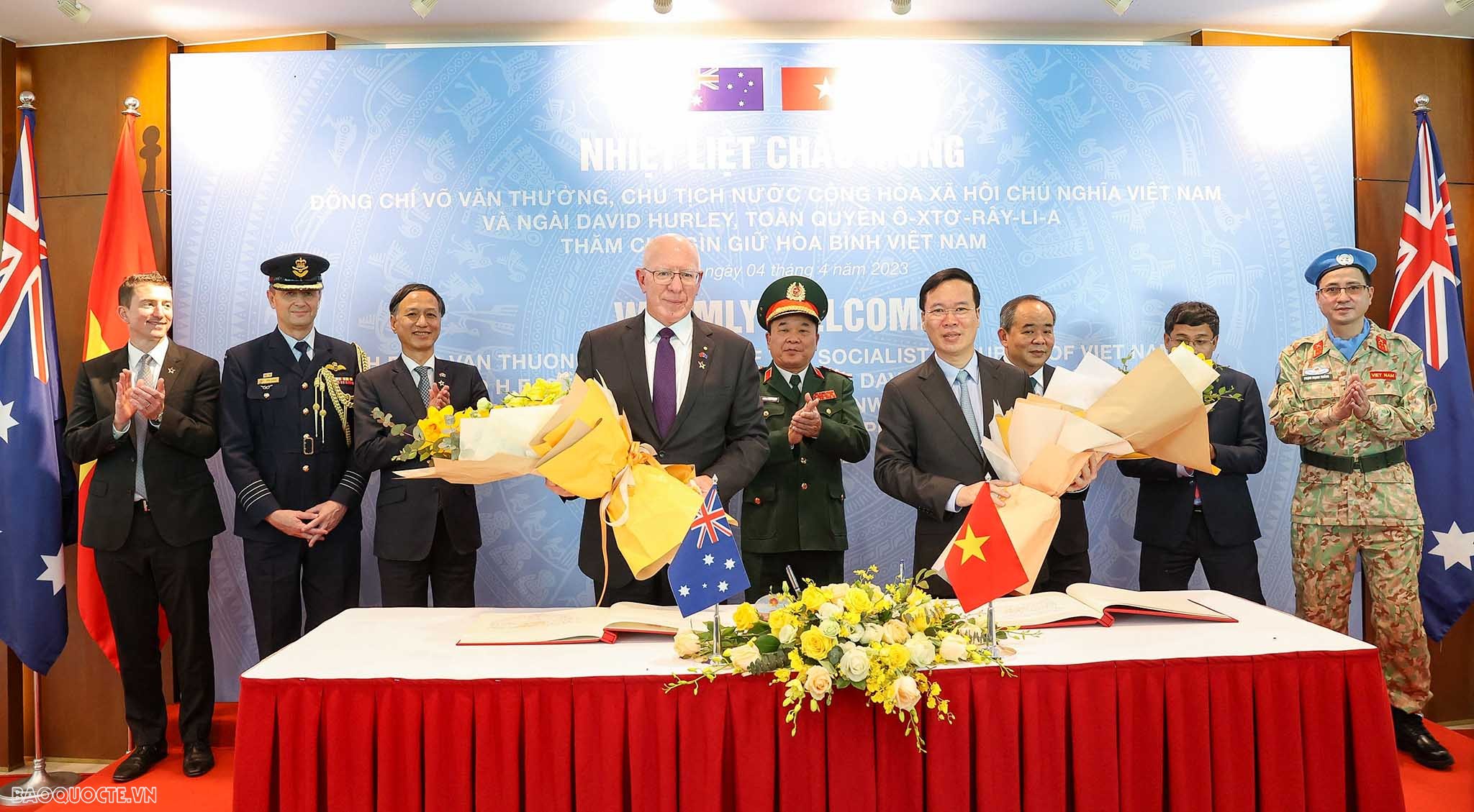 Chủ tịch nước và Toàn quyền Australia giao lưu với lực lượng gìn giữ hoà bình, trồng cây hoà bình mang tên ngọc lan Chủ tịch nước và Toàn quyền Australia giao lưu với lực lượng gìn giữ hoà bình, trồng cây hoà bình mang tên ngọc lan