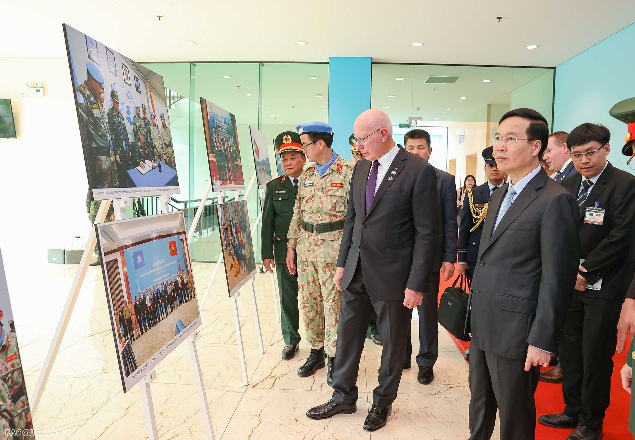 Chủ tịch nước và Toàn quyền Australia giao lưu với lực lượng gìn giữ hoà bình, trồng cây hoà bình mang tên ngọc lan Chủ tịch nước và Toàn quyền Australia giao lưu với lực lượng gìn giữ hoà bình, trồng cây hoà bình mang tên ngọc lan