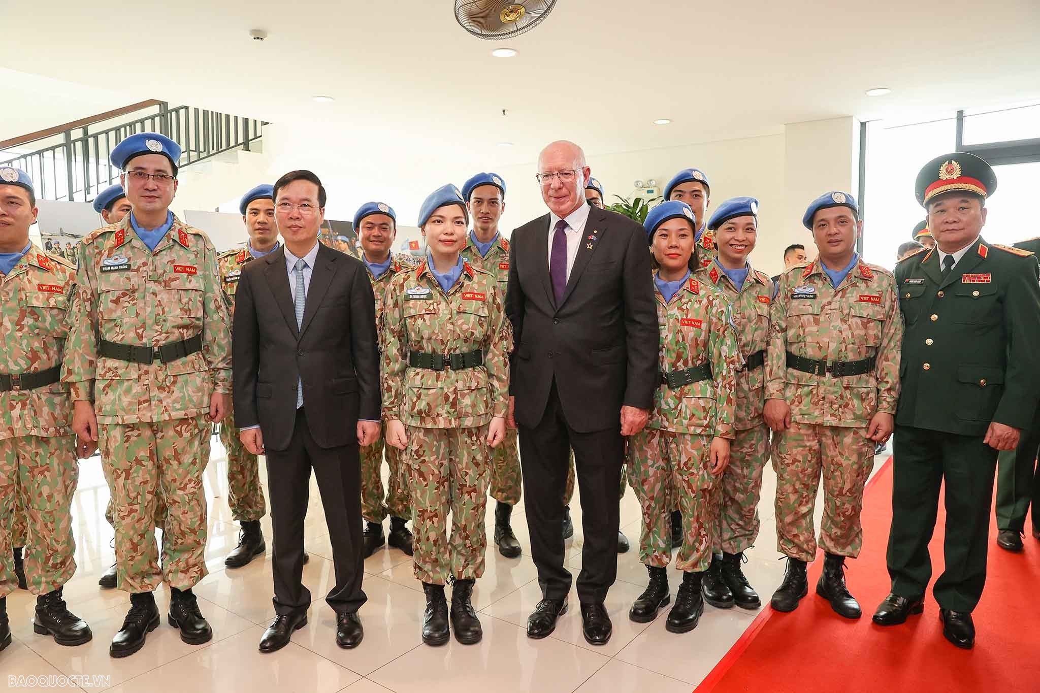 Chủ tịch nước và Toàn quyền Australia giao lưu với lực lượng gìn giữ hoà bình, trồng cây hoà bình mang tên ngọc lan Chủ tịch nước và Toàn quyền Australia giao lưu với lực lượng gìn giữ hoà bình, trồng cây hoà bình mang tên ngọc lan