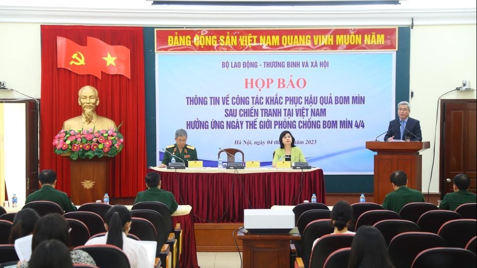 Chung tay khắc phục hậu quả bom mìn sau chiến tranh