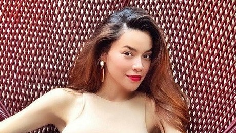 Phong cách tối giản kết hợp màu đơn sắc giúp Hồ Ngọc Hà tôn dáng hiệu quả