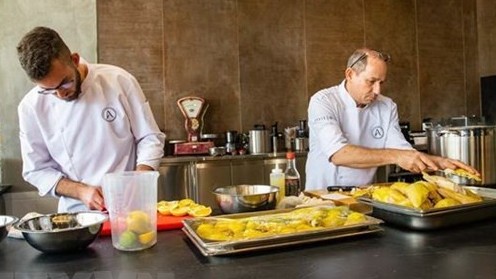 Các đầu bếp Israel hào hứng chế biến món phở Việt Nam