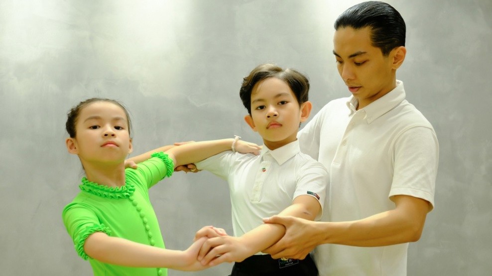 Những hình ảnh bé Kubi và Linh San tập luyện cùng Phan Hiển sau khi đoạt Huy chương vàng thế giới