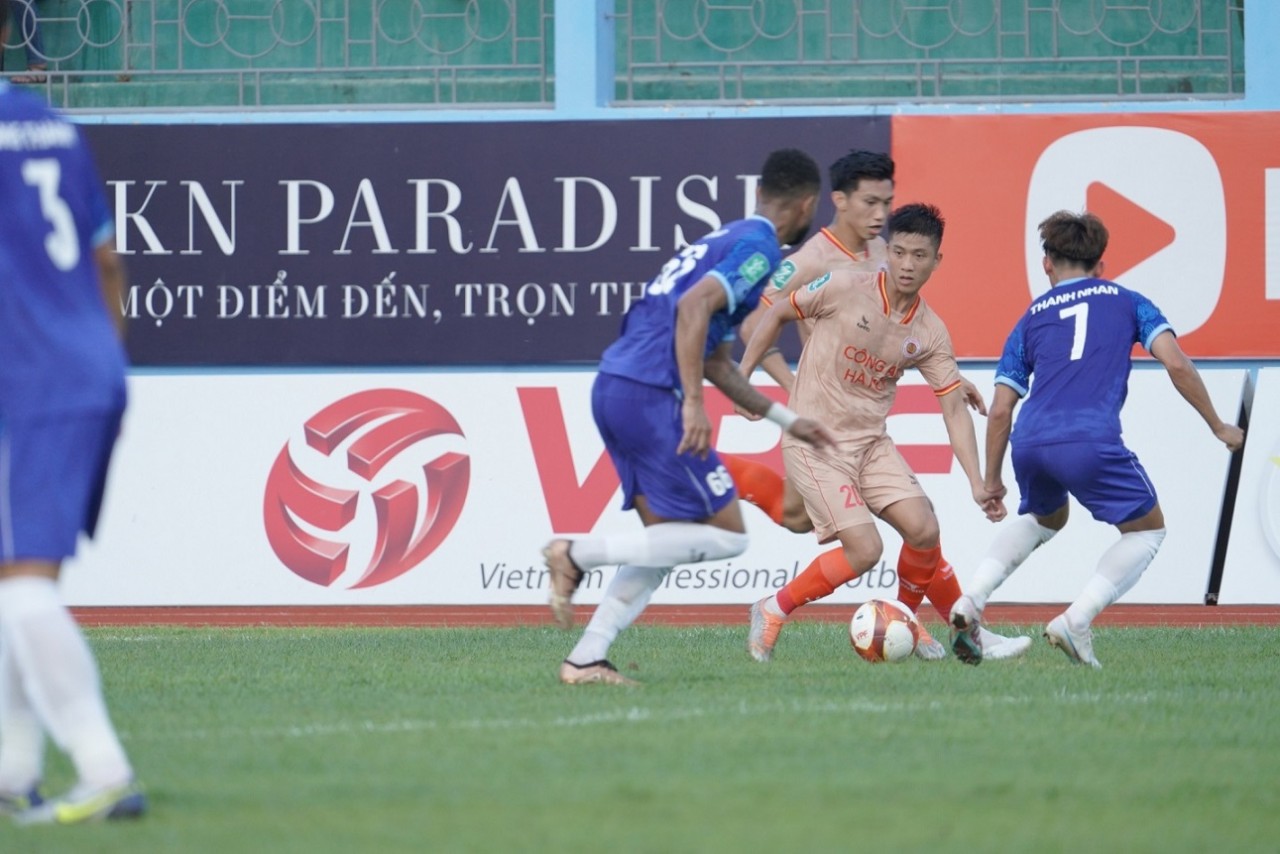 Văn Đức chấn thương đầu gối, sang Singapore phẫu thuật, dự kiến nghỉ thi đấu 9 tháng