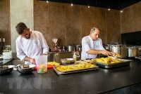 Các đầu bếp Israel hào hứng chế biến món phở Việt Nam