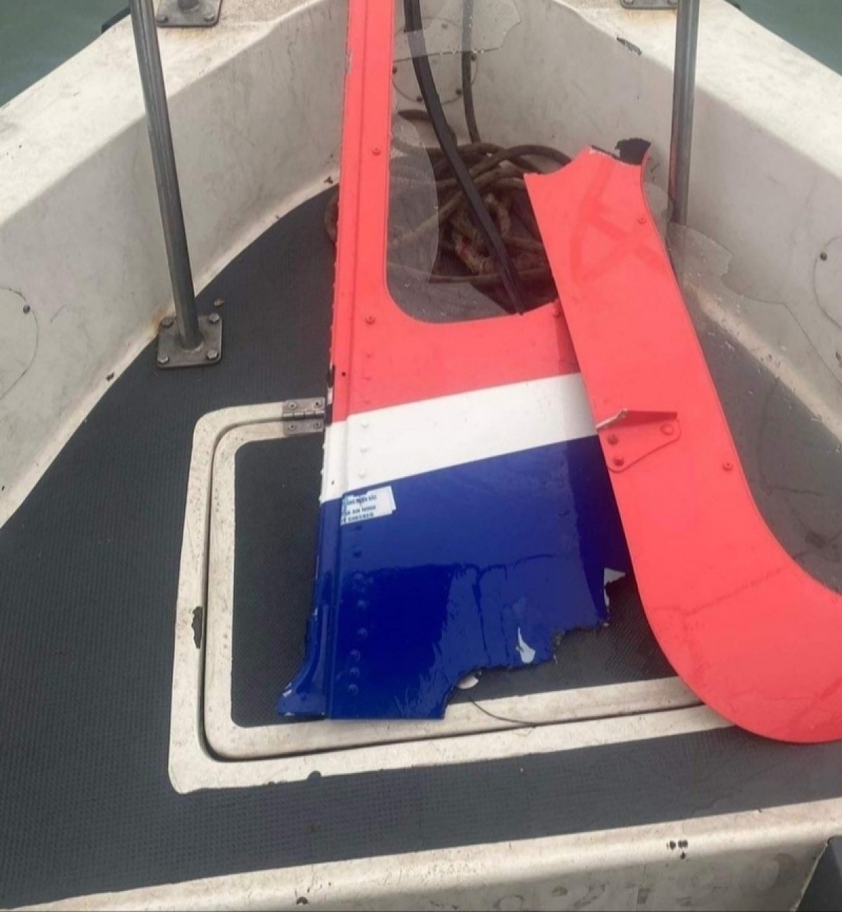 Khẩn trương triển khai cứu hộ máy bay trực thăng rơi trên vịnh Hạ Long. (Nguồn: BQP)