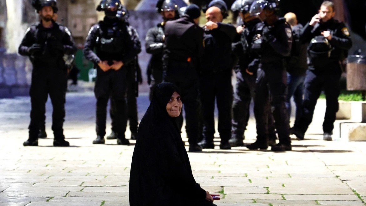 Khung cảnh hỗn loạn sau xung đột bạo lực tại Nhà thờ Hồi giáo Al-Aqsa