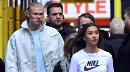 Truyền thông: Erling Haaland và bạn gái đi dạo, mua sắm cùng nhau