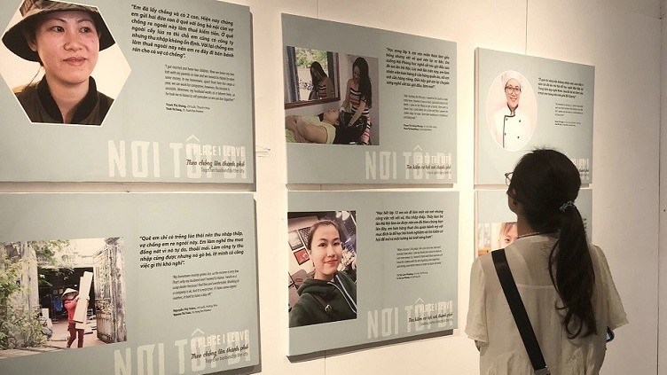 Triển lãm về muôn mặt cuộc sống mưu sinh của những nữ lao động di cư tại Hà Nội