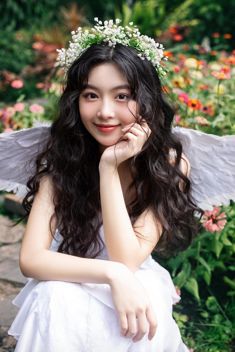 Con gái lớn MC Quyền Linh khoe vẻ đẹp trong veo khi chụp bộ ảnh mừng tuổi 17