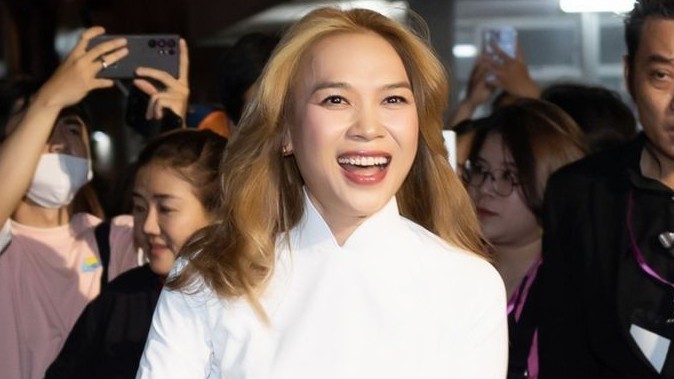 Mỹ Tâm xuất hiện xinh đẹp trong tà áo dài trắng bên chiếc xe đạp cũ...