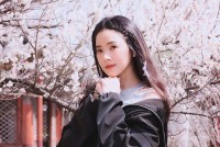 Sao Việt: Hà Kiều Anh diện 'cây' trắng thanh lịch, Midu lạc giữa vườn hoa