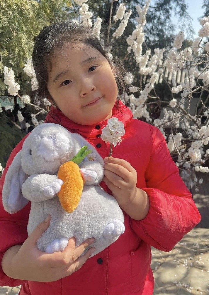 Hoa hậu Hương Giang đưa hai con gái về quê chồng ngắm hoa đẹp mùa Xuân Trung Quốc