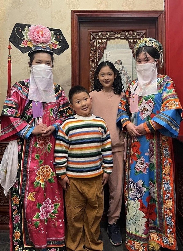 Hoa hậu Hương Giang đưa hai con gái về quê chồng ngắm hoa đẹp mùa Xuân Trung Quốc